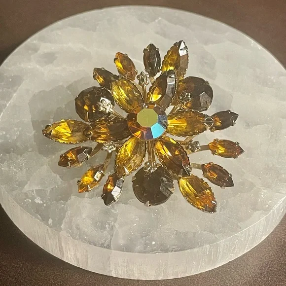 ☀️SOLD☀️ Beau Vintage Floral Brooch with Amber and Brown AB Stones Unsigned - Picture 1 of 5